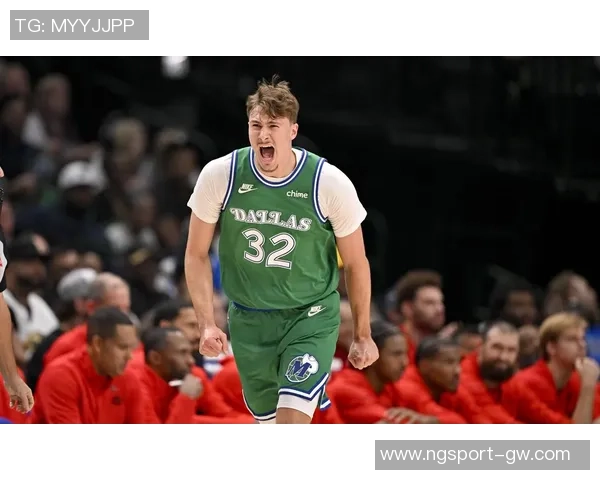 库里父子现场观战独行侠比赛克莱却在场外引发热议